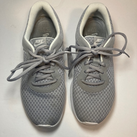 Nike Tanjun Running Shoe Grey/White Women's Size 7 Foam Sole Cushion Mesh like - Picture 7 of 12